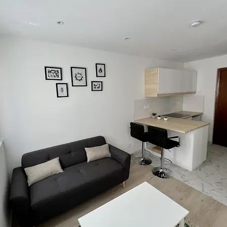 شقة Bright 28 M Apartment At 600 M From The Beach *