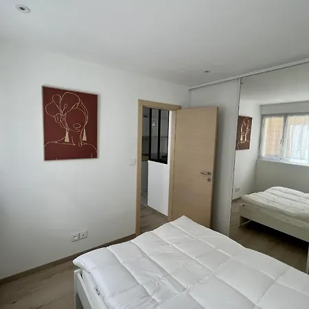 Bright 28 M Apartment At 600 M From The Beach شقة